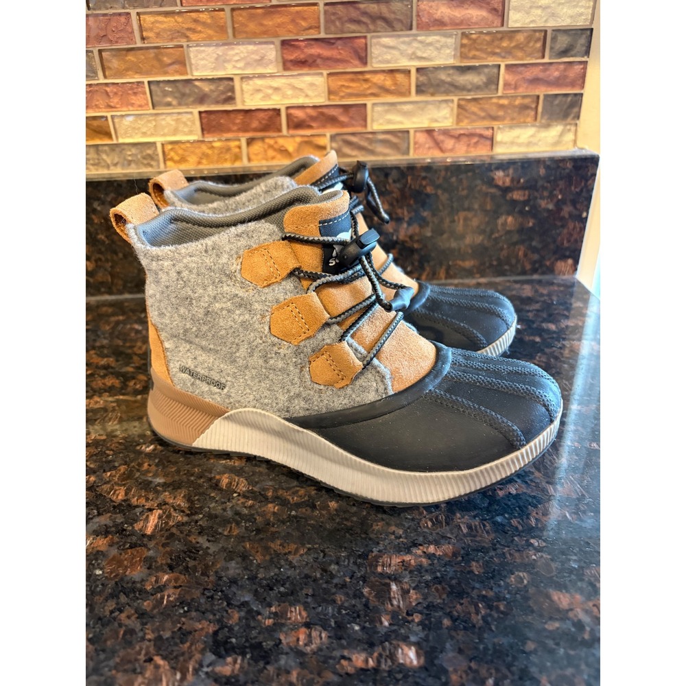 Sorel Out N About Classic Boots Kids Size 4 Gray Brown Waterproof Duck Boots Exc